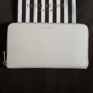 Henri Bendel W57TH Zip Around Continental
